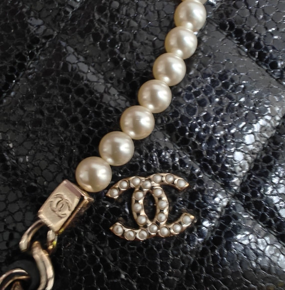 Like new CHANEL PEARL WALLET ON CHAIN - Picture 3 of 6